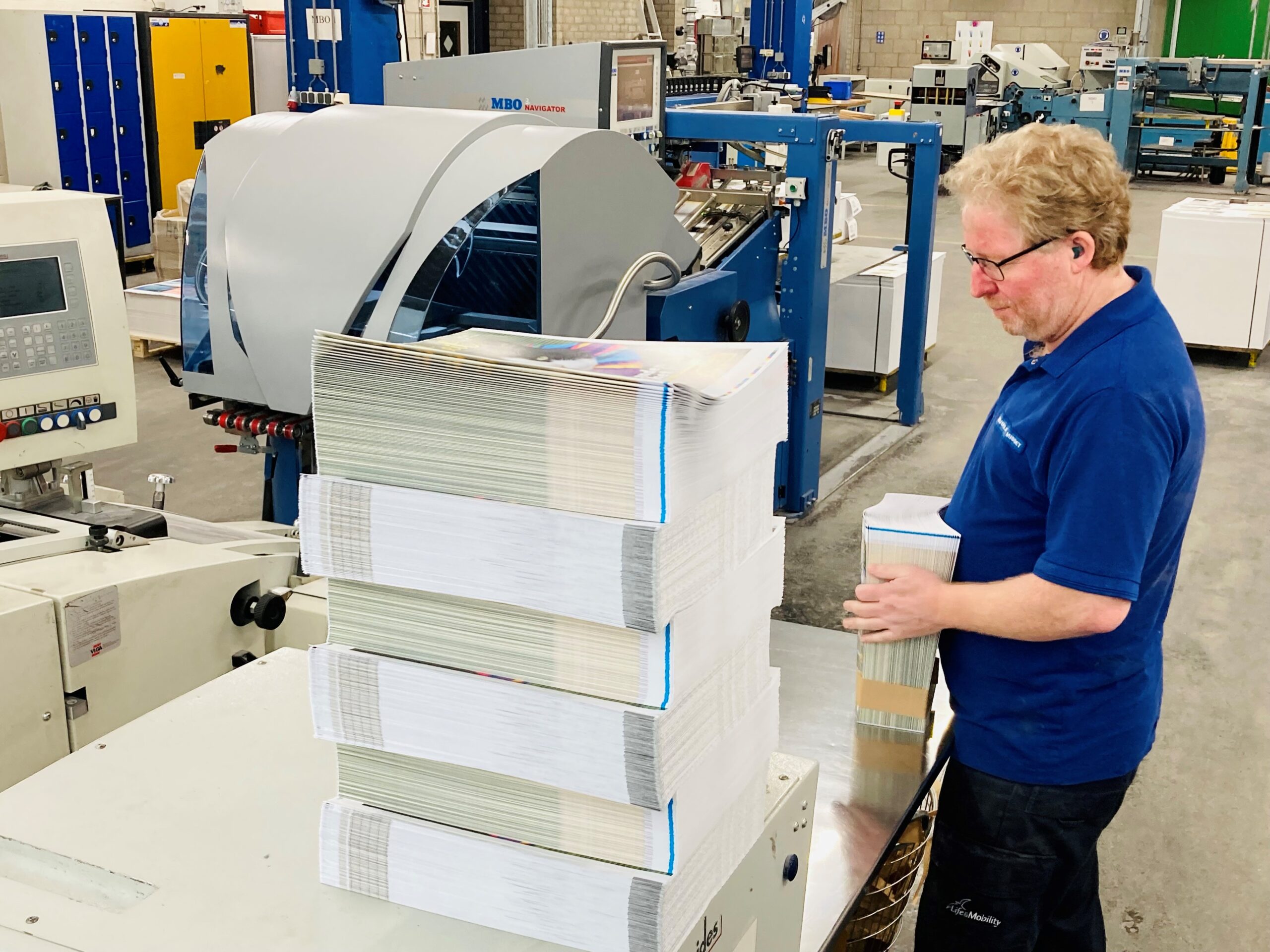 Machineoperator op de lakafdeling Drukkerij